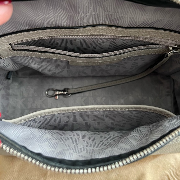 Michael Kors beige and black handbag with removable shoulder strap - Picture 7 of 9